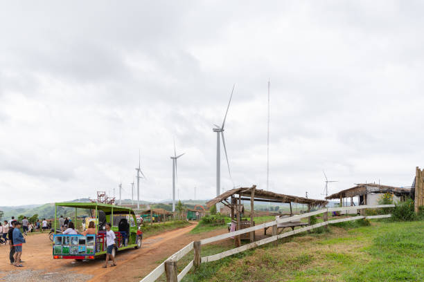 turbine eoliche che proiettano elettricità, paesaggio con colline a khao kho. - farm scenics landscape alternative energy foto e immagini stock