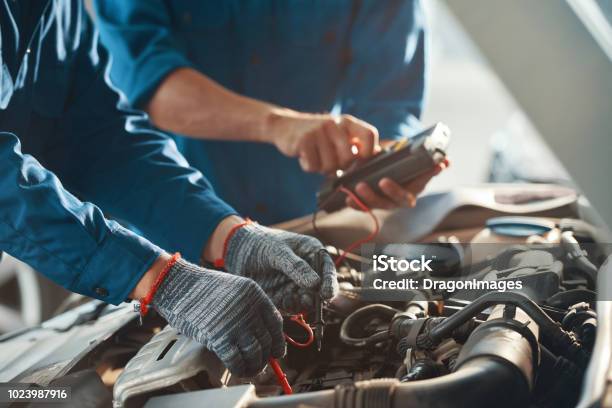 Werk Van Automotoren Controleren Stockfoto en meer beelden van Auto - Auto, Repareren, Monteur