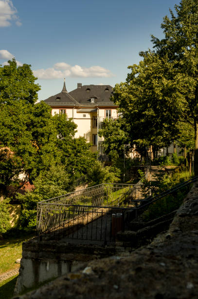 villa della città sotto il sole splendente in un parco con molti alberi e mura della città vecchia - schweinfurth foto e immagini stock