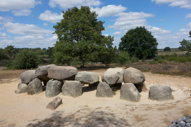 старая каменная могила, как большой дольмен в дренте голландии, называется в голландском hunebed - havelte стоковые фото и изображения
