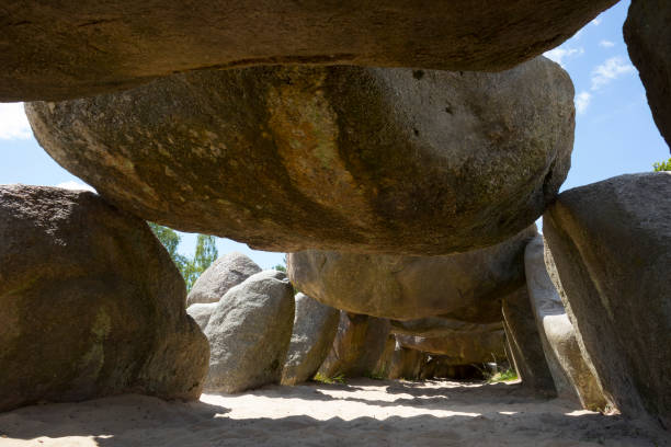 глядя в старую каменную могилу, как большой dolmen в drenthe голландии, называется в голландском hunebed - havelte стоковые фото и изображения
