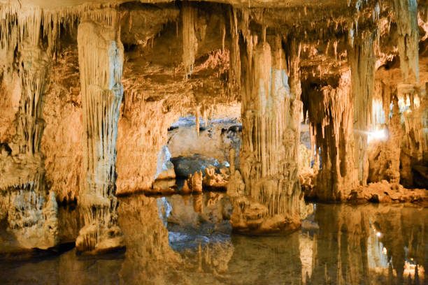 ネプチューンの洞窟 - alghero ストックフォトと画像