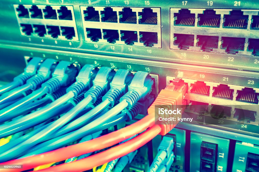 Kabel Rio Server Rak Server Dengan Kabel Kabel Kabel Patch Internet Biru Dan Merah Yang ...