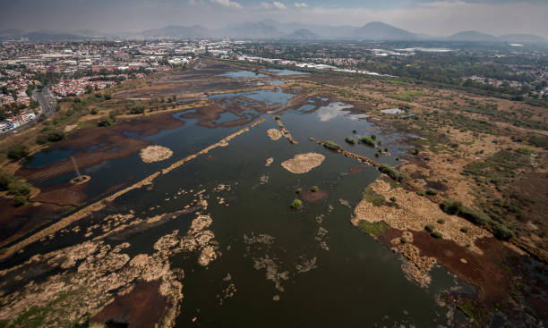 vista aérea del estanque de regulación de agua en el área urbana de la ciudad de méxico - water retention fotografías e imágenes de stock