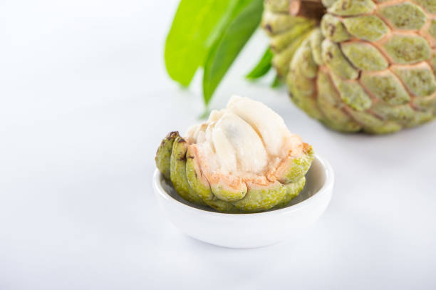 sucre pomme fruit (anone), annona sur fond blanc - thai culture food ingredient set photos et images de collection