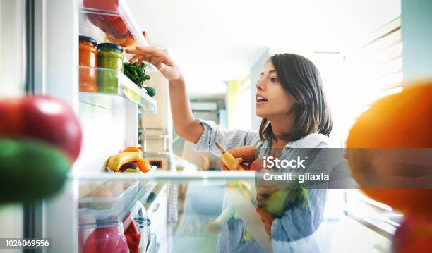 いくつかの果物や冷蔵庫から野菜を拾う女性 - 冷蔵庫のストックフォトや画像を多数ご用意 - 冷蔵庫, 食べ物, 健康的な食事