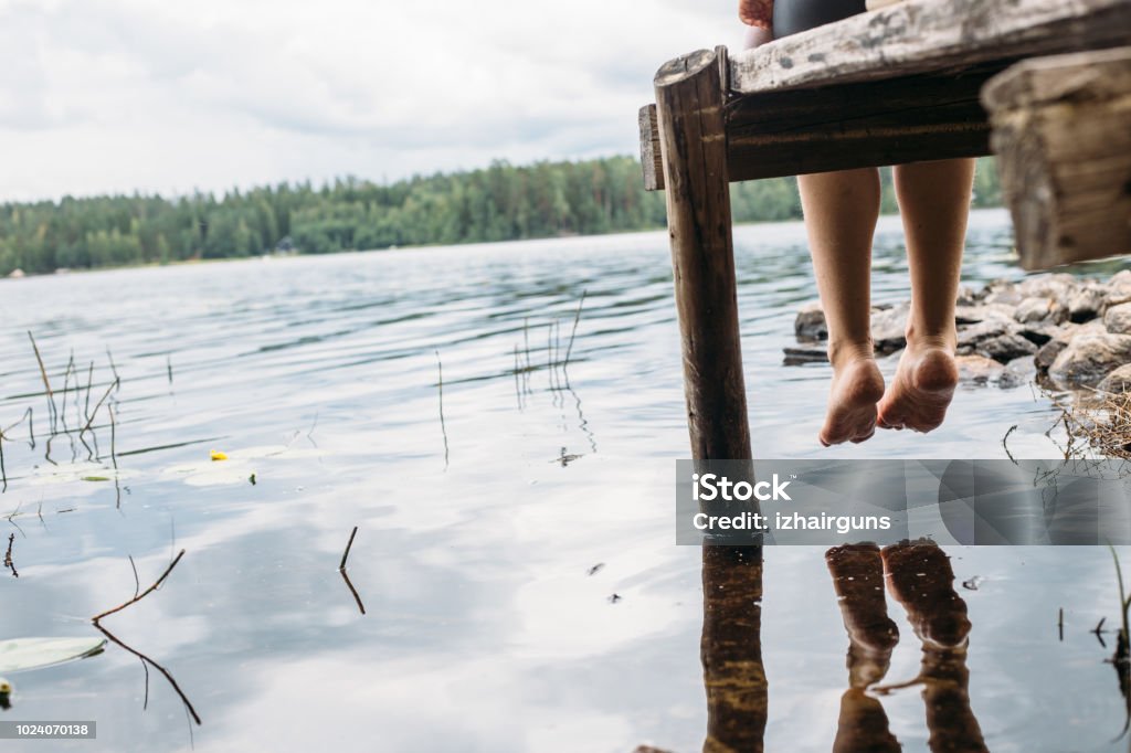 Vrouw zitten op een steiger - Royalty-free Finland Stockfoto