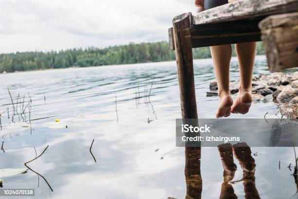 Vrouw Zitten Op Een Steiger Stockfoto en meer beelden van Finland - Finland, Zomer, Meer