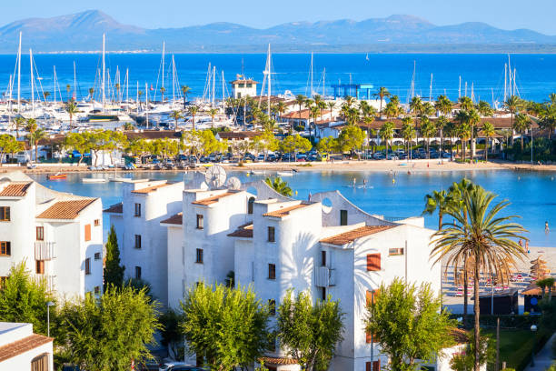 alcudia, main tourist centre in the north of majorca. - majorca yacht marina palma imagens e fotografias de stock