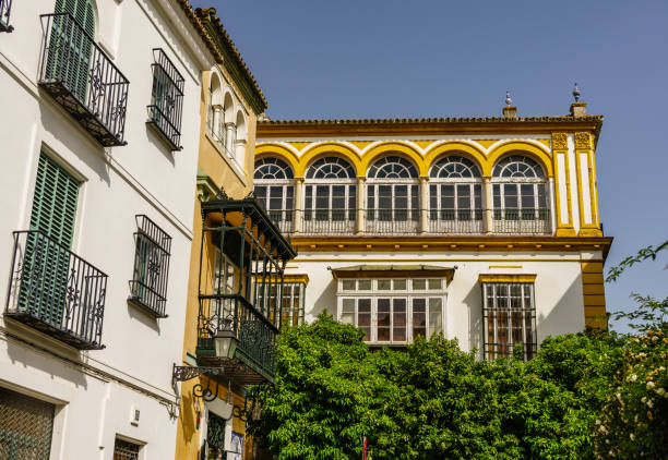古いスペイン語はスペイン、セビリアでバルコニー付きの建物します。 地域主義建築ルネサンスとムーア スタイルのミックス。 - plaza de espana sevilla town square seville ストックフォトと画像