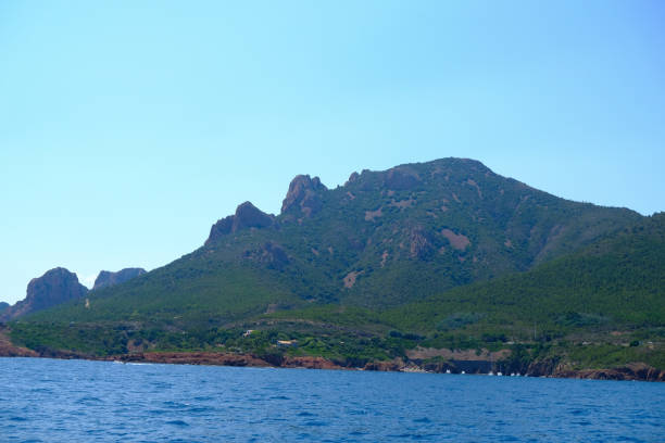 the corniche de l'esterel seen from the sea on board a ferry t the corniche de l'esterel seen from the sea on board a ferry that runs along the entire French coast between cannes and saint-raphael corniche de lesterel stock pictures, royalty-free photos & images