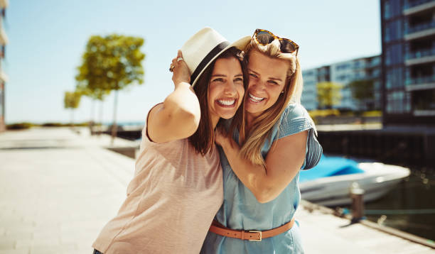 laughing young girlfriends having a good time together in summer - bff imagens e fotografias de stock