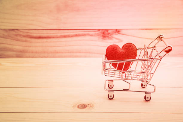 발렌타인의 하루 / 영원한 사랑 또는 특별 한 날 개념: 쇼핑 카트 또는 나무 바닥에 슈퍼마켓 바구니에 빨간 베개 심장 묘사 봉사 또는 배달 사랑 / 강한 사람에 게 애정. - suitor 뉴스 사진 이미지