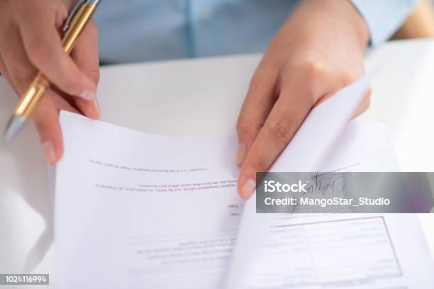 Nahaufnahme Der Geschäftsfrau Lesen Vertrag Am Tisch Im Büro Stockfoto und mehr Bilder von Abmachung