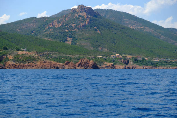 the corniche de l'esterel seen from the sea on board a ferry t the corniche de l'esterel seen from the sea on board a ferry that runs along the entire French coast between cannes and saint-raphael corniche de lesterel stock pictures, royalty-free photos & images