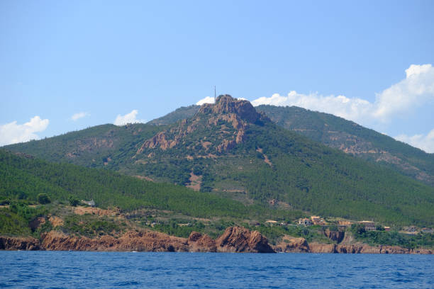 the corniche de l'esterel seen from the sea on board a ferry t the corniche de l'esterel seen from the sea on board a ferry that runs along the entire French coast between cannes and saint-raphael corniche de lesterel stock pictures, royalty-free photos & images