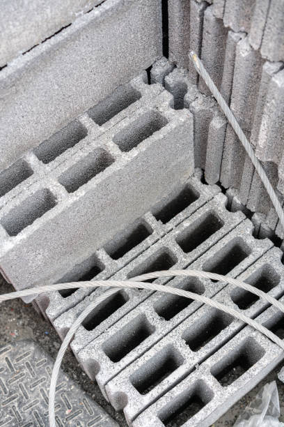 blocs de béton pour la construction, fond et texture avec mise au point sélective - hollow gray pattern wall photos et images de collection