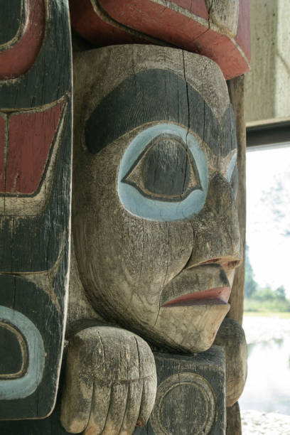 close up of a face on a totem pole in vancouver, canada - native american statue wood carving imagens e fotografias de stock