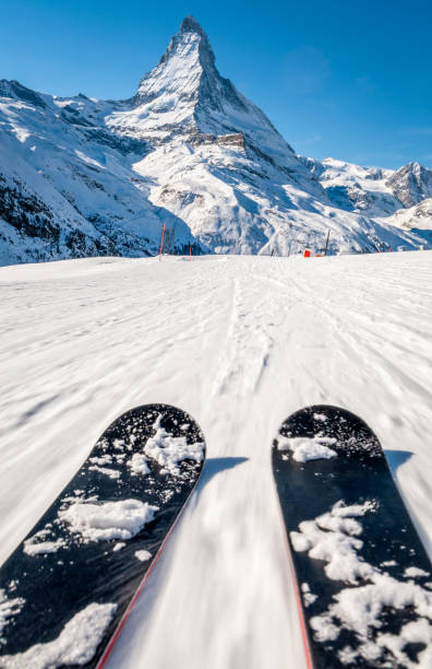 esqui em direção a matterhorn em um resort de esqui suíço - skiing sports race ski mountain range - fotografias e filmes do acervo