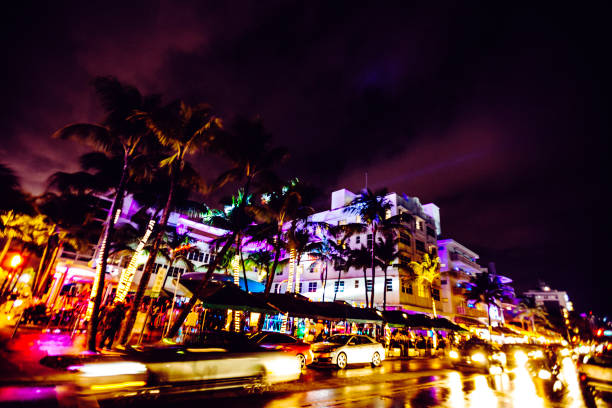 ocean drive de nuit - miami beach, floride - ocean drive south beach night miami beach photos et images de collection