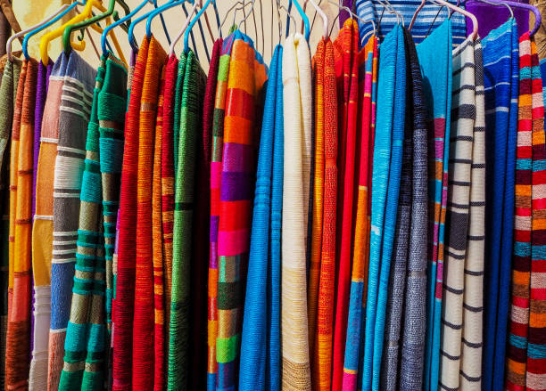 tappeti colorati accatastati al mercato in marocco - clothing east africa color image colors foto e immagini stock