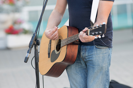 Anónimo hombre tocando la guitarra en el calle, calle músico photo