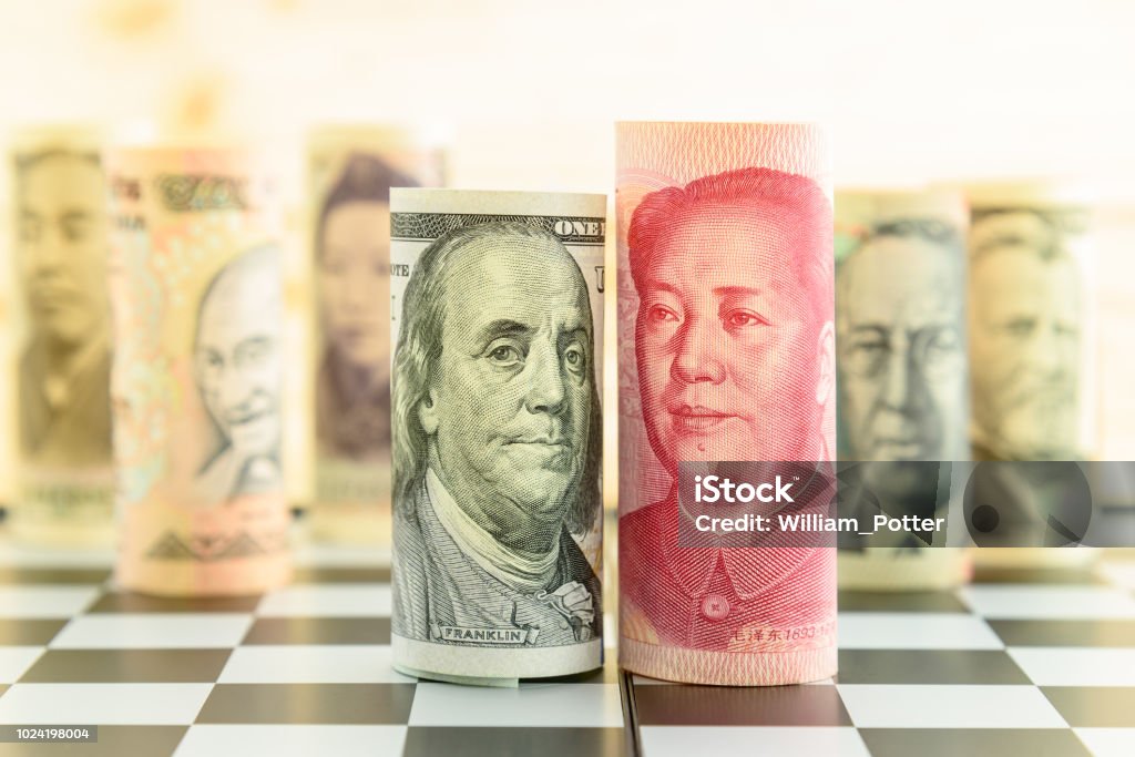 Economía mundial y divisas / cambio de moneda extranjera concepto: enrollado scroll de USD dólar de los E.E.U.U. y China CNY yuan billetes con el retrato de Benjamin Franklin y Mao Zedong en un tablero cuadrado. - Foto de stock de Mercado bursátil libre de derechos