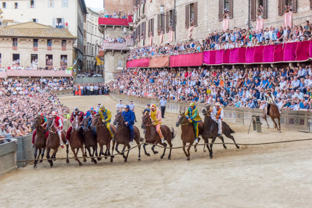 경주에서 시에 나 도시, 이탈리아에서 피아 자 디 캄포 "palio 디 시"의 시작. - palio horse italy jockey 뉴스 사진 이미지