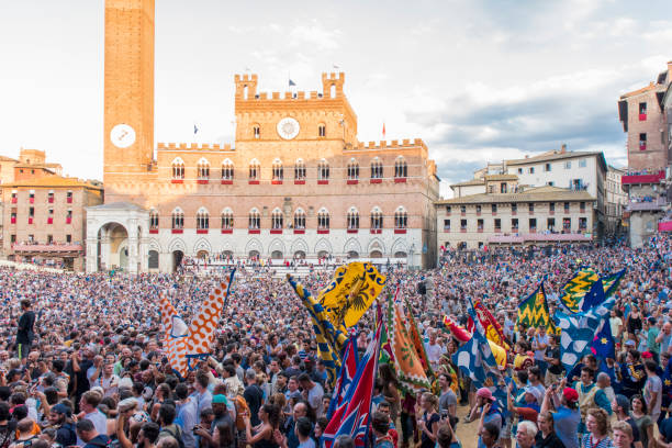 시에 나 도시, 이탈리아에서 "palio di siena" 동안 "디 캄포 광장"에서 깃발을 가진 사람들. - palio horse italy jockey 뉴스 사진 이미지