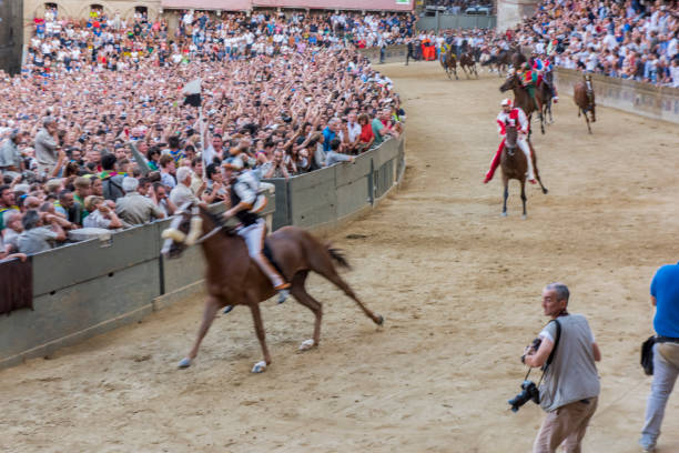 시에 나 도시, 이탈리아에서 "palio di siena" 동안 "피아 자 디 포"에서 경쟁 하는 말. - palio horse italy jockey 뉴스 사진 이미지