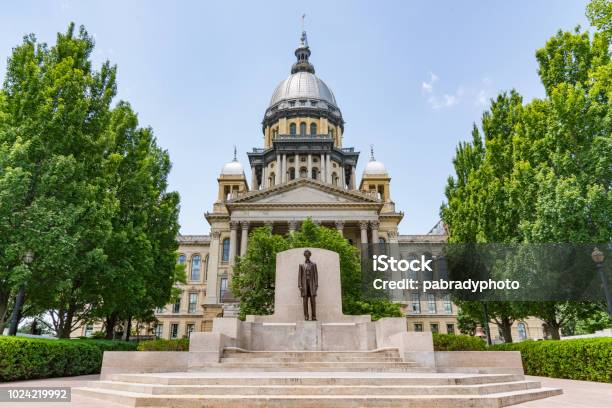 Edificio Del Capitolio Del Estado De Illinois Foto de stock y más banco de imágenes de Illinois - Illinois, Springfield - Illinois, Capitolio estatal