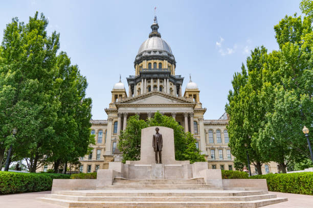 Illinois State Capital Building Abraham Lincoln statue in front of the Illinois State Capital Building in Springfield, Illinois abraham lincoln photos stock pictures, royalty-free photos & images