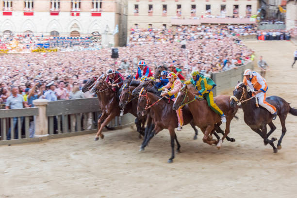 경주에서 시에 나 도시, 이탈리아에서 피아 자 디 캄포 "palio 디 시"의 시작. - palio horse italy jockey 뉴스 사진 이미지