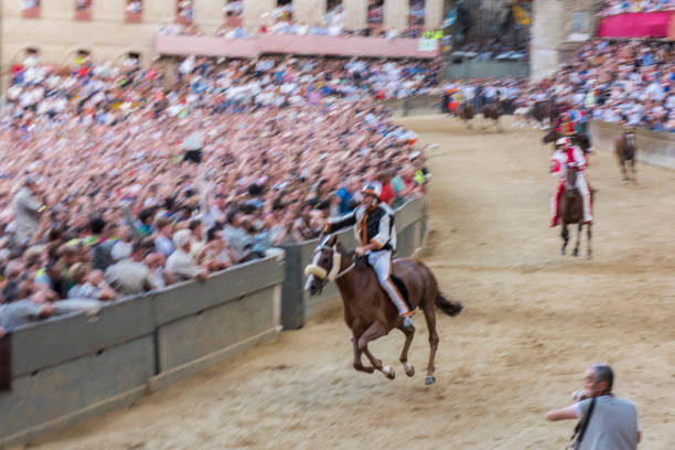 시에 나 도시, 이탈리아에서 "palio di siena" 동안 "피아 자 디 포"에서 경쟁 하는 말. - palio horse italy jockey 뉴스 사진 이미지