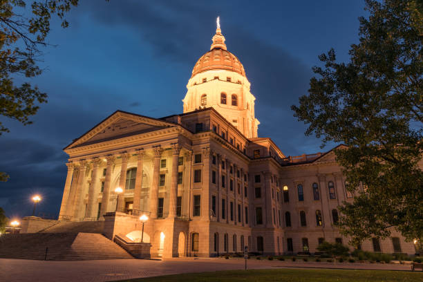 kansas state building capital à noite - kansas topeka state capital - fotografias e filmes do acervo