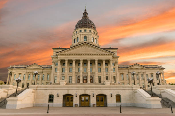 kansas state capital building - kansas topeka state capital foto e immagini stock