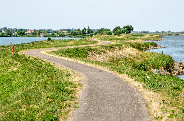 meandrująca ścieżka rowerowa na grobli - waterland zdjęcia i obrazy z banku zdjęć