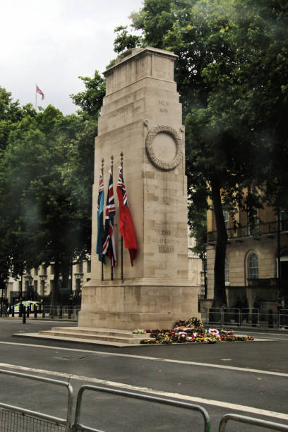 una vista del cenotafio a londra - cenotaph foto e immagini stock