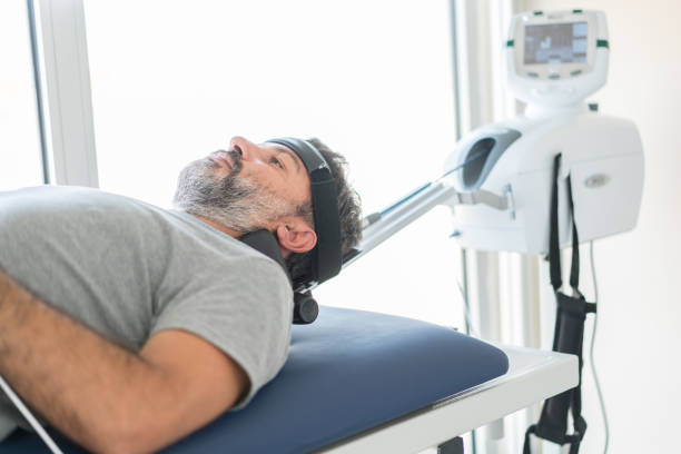 физическая терапия с тяговой техникой - chiropractic adjustment traction device hospital human spine стоковые фото и изображения