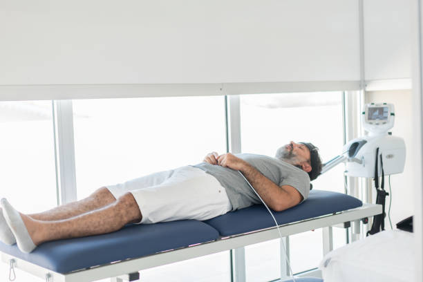 физическая терапия с тяговой техникой - chiropractic adjustment traction device hospital human spine стоковые фото и изображения