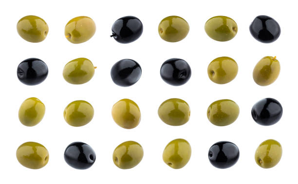 azeitonas pretas e verdes, isoladas no fundo branco - black olive - fotografias e filmes do acervo