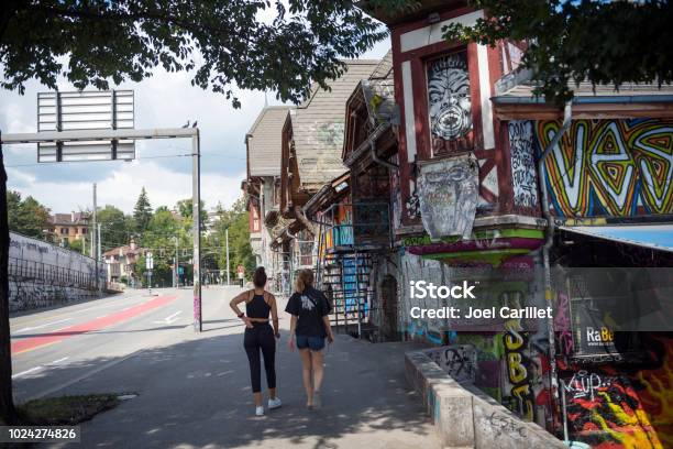 Maneggio A Berna Svizzera - Fotografie stock e altre immagini di Adulto - Adulto, Ambientazione esterna, Berna