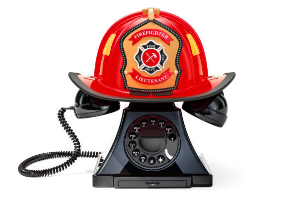 消防士のヘルメット、911 のコンセプトで電話をかけます。白い背景に分離された 3 d レンダリング - telephone receiver ストックフォトと画像