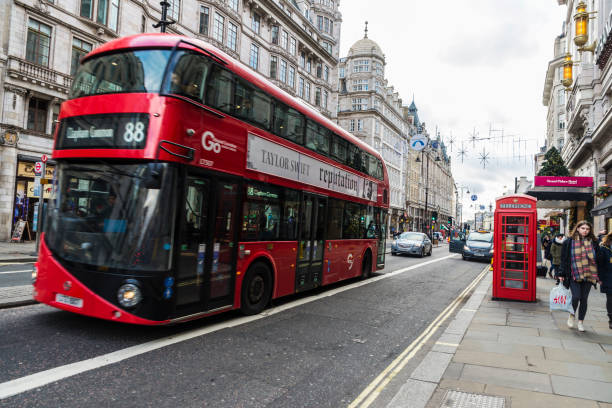 赤バスでロンドン、イギリスの循環 - bus taxi london england double decker bus ストックフォトと画像