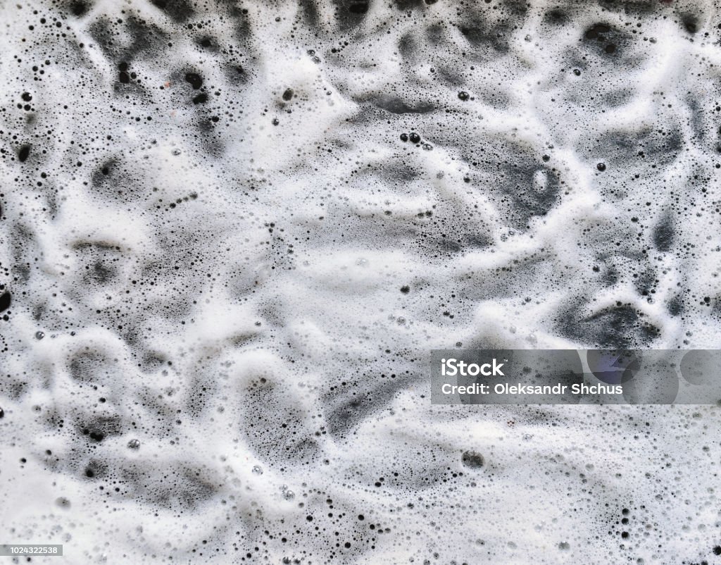 白い泡と暗い背景の石鹸。抽象的なパターン。 - せっけんの泡のロイヤリティフリーストックフォト