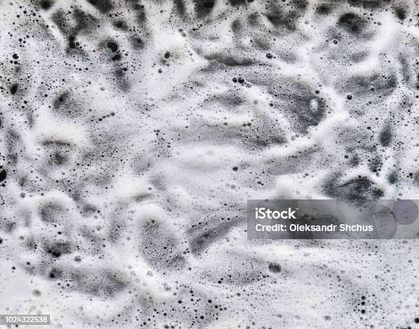 白い泡と暗い背景の石鹸抽象的なパターン - せっけんの泡のストックフォトや画像を多数ご用意 - せっけんの泡, 発泡材, 自動車