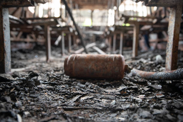 queimou o ônibus, lá dentro. depois de um incêndio. concepção - segurança contra incêndios - burnt furniture chair old - fotografias e filmes do acervo