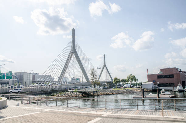 夏の日の中にレナード p. ザキム バンカー ヒル メモリアル ブリッジ - leonard p zakim bunker hill memorial bridge ストックフォトと画像