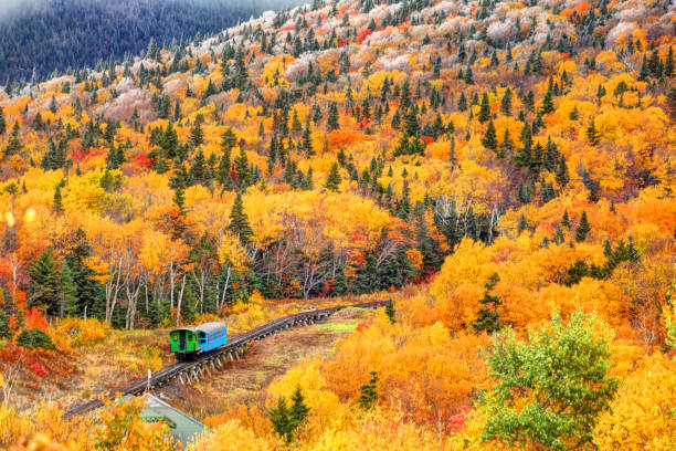 tren cremallera tren subir mt washington - white mountain national forest fotografías e imágenes de stock