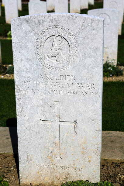 south african soldier of the great war. - flanders war grave war memorial imagens e fotografias de stock